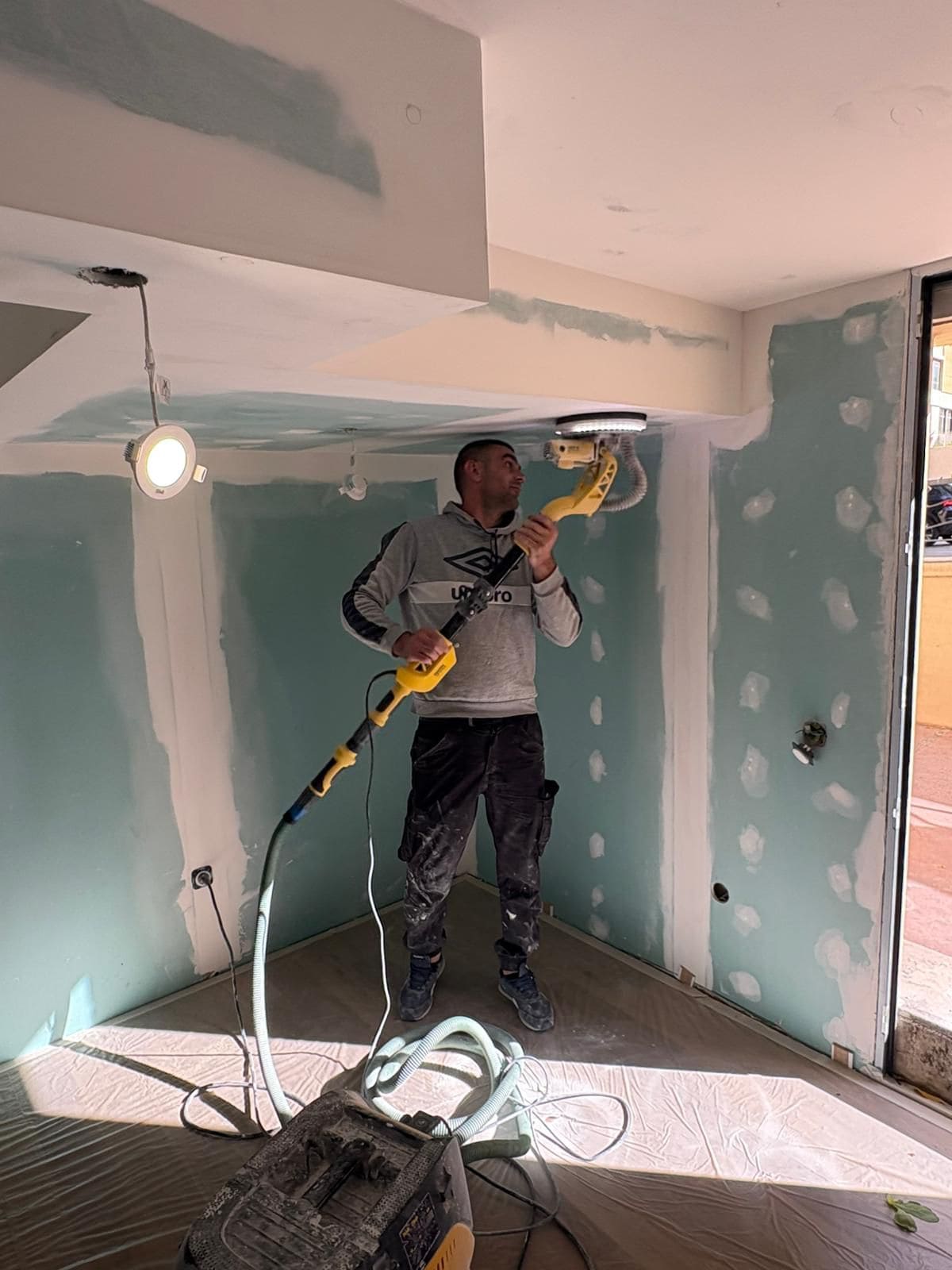 Yurii Kuryk, fondateur d'EMG Rénovation à Bouc-Bel-Air — artisan en pleine finition au sein des Bouches-du-Rhône
