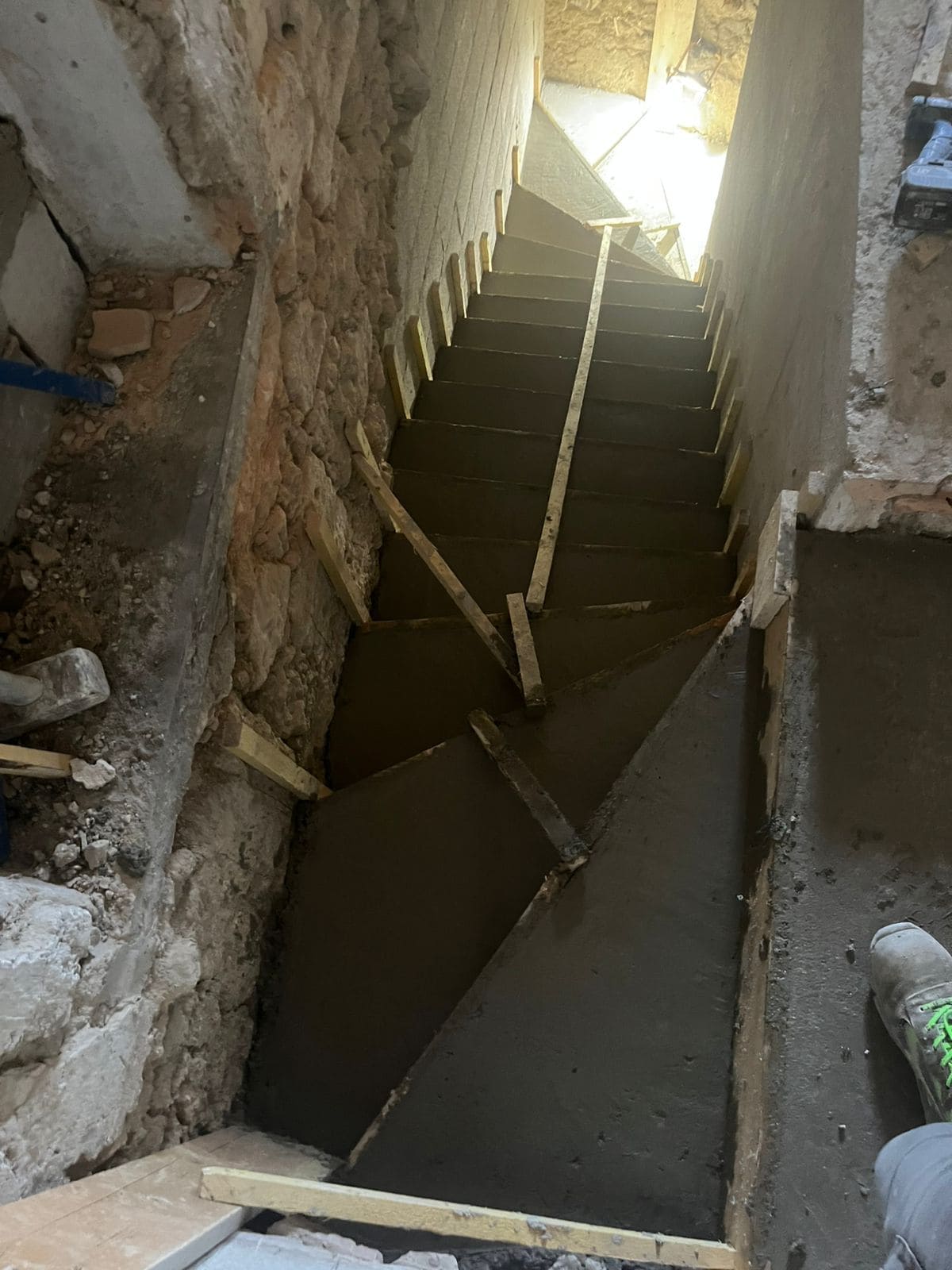 Escalier béton avec pierre apparente — Escaliers réalisé par EMG Rénovation à Aubagne