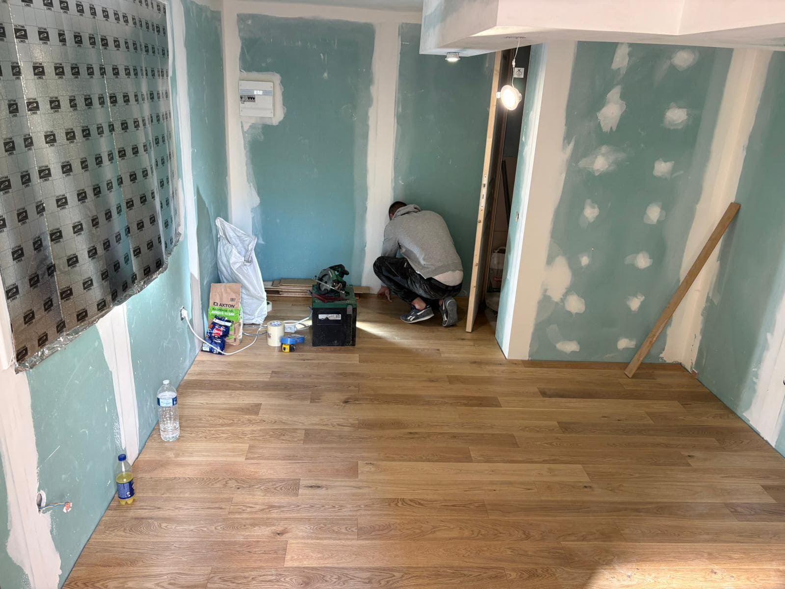 Pose parquet stratifié — Carrelage & Revêtements réalisé par EMG Rénovation à Gardanne