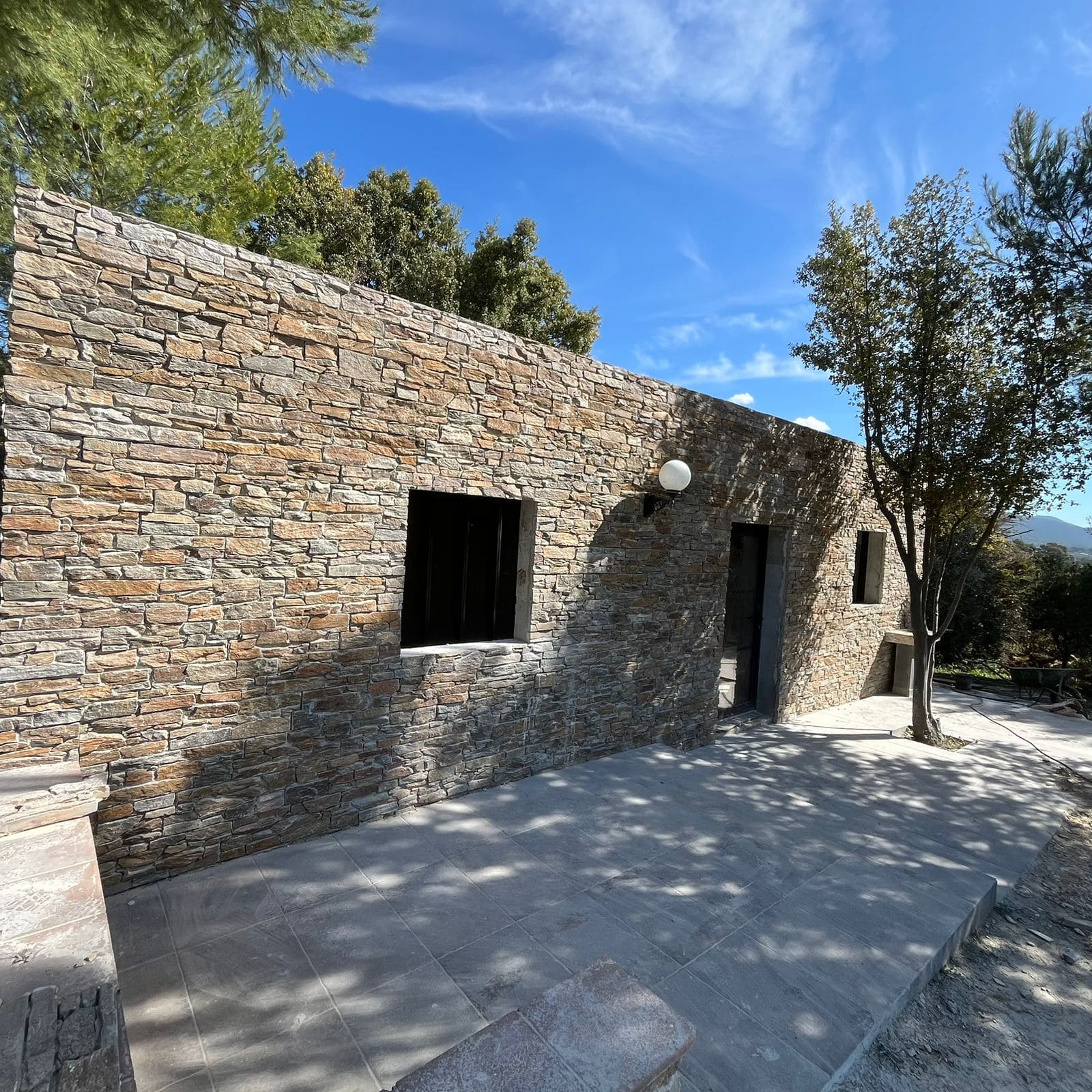 Villa contemporaine en pierre rénovée par EMG Rénovation dans les Bouches-du-Rhône — façade premium et terrasse