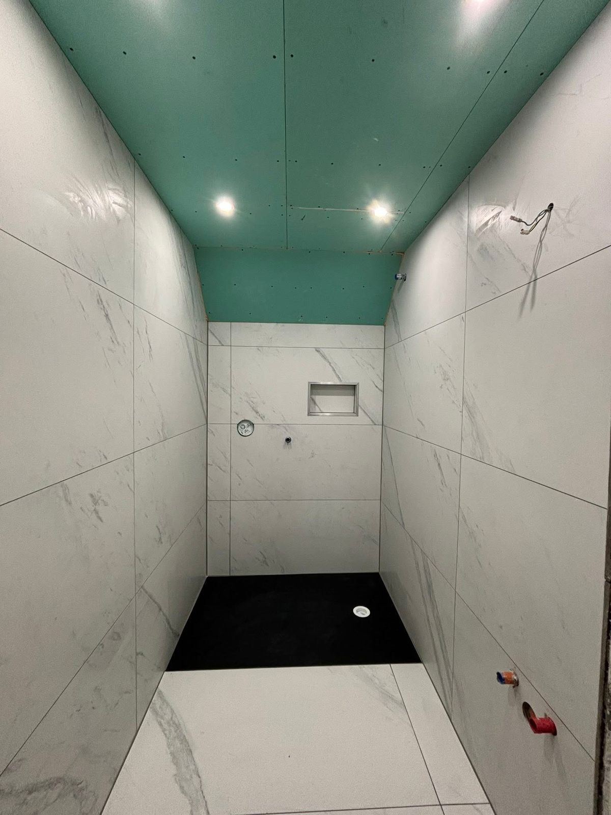 Douche italienne effet marbre — Salles de Bain réalisé par EMG Rénovation à Aix-en-Provence