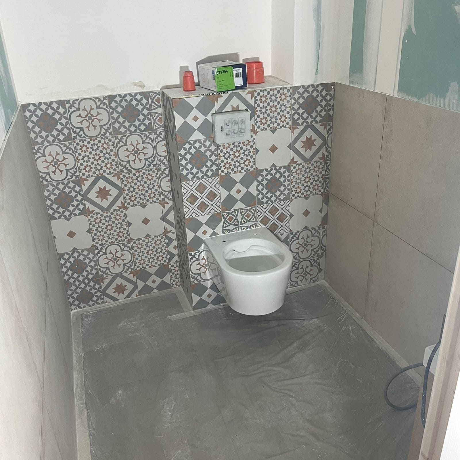 WC suspendu et carreaux de ciment — Salles de Bain par EMG Rénovation à Aix-en-Provence